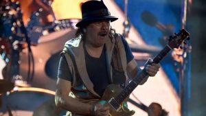 Carlos Santana se desmaya en pleno concierto en Michigan, EE. UU.
