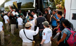 Members of the Mexican National Guard and officers of the Migration I