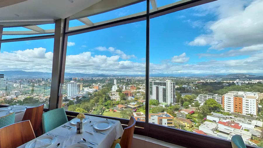 Conoce el "Restaurante Giratorio" que cautiva desde las alturas en