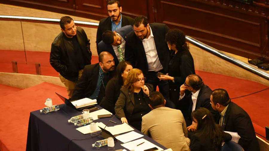 Los susurros y las notas para ayudar a la ministra de Salud durante la