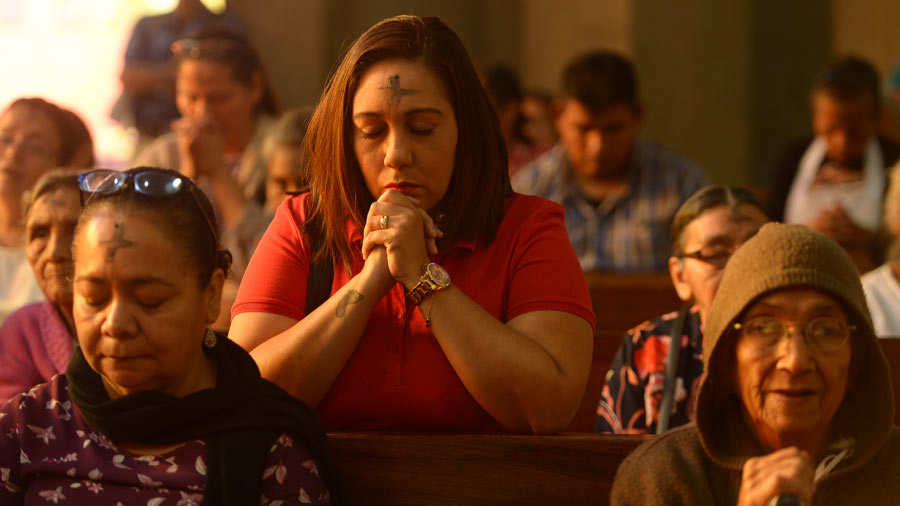 Fieles católicos reciben la imposición de la ceniza durante la misa del Miércoles de Ceniza, inicio del tiempo litúrgico de Cuaresma.