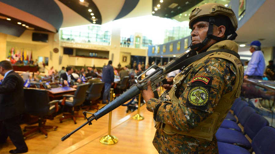 Nayib Bukele Se Toma La Asamblea Con El Ejército, Intimida A Diputados ...