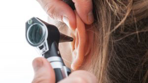 ¿Sabes qué es el Tinnitus, el nuevo síntoma que puede afectar a pacientes con ómicron?