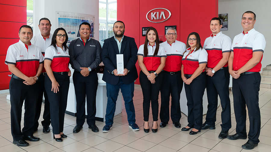  Excel Automotriz es reconocido como distribuidor exclusivo de KIA en El Salvador