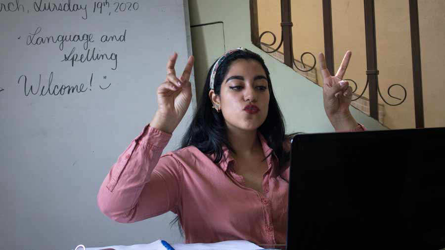 Video En Medio De La Cuarentena Rebeca Da Clases A 32 Alumnos A