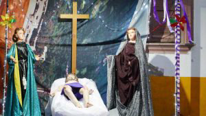 Feligreses de Santo Tomás conmemoran la Semana Santa con un altar por día