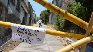 Habitantes de Santo Tomás colocan barricadas para protegerse ante falta de apoyo de Salud tras caso de COVID-19