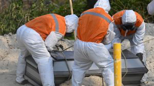 EN IMÁGENES: Empleados del Ministerio de Salud entierran a una víctima de COVID19