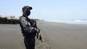Playas, lagos y balnearios son patrullados por policías y militares durante cuarentena