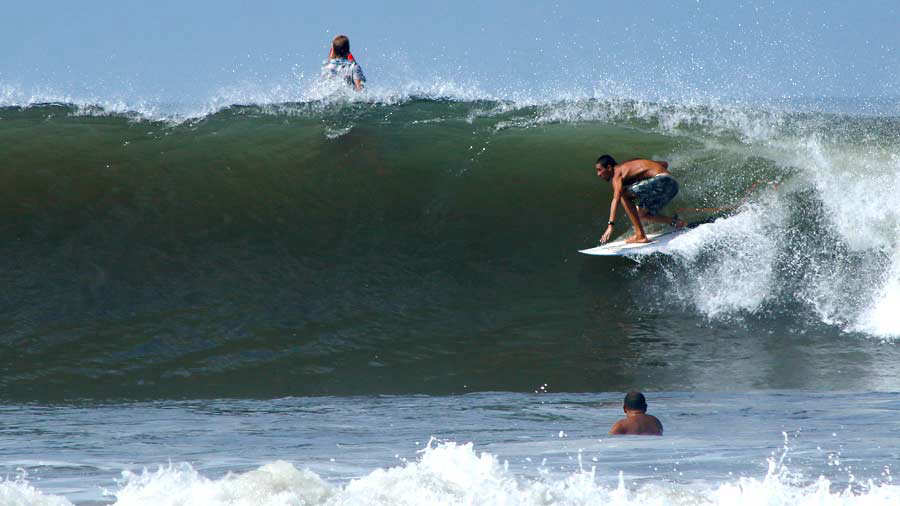 Surfistas surcan las olas de El Zonte