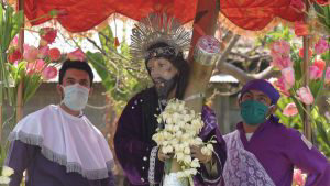 El inusual Vía Crucis que vivieron los católicos salvadoreños durante la cuarentena