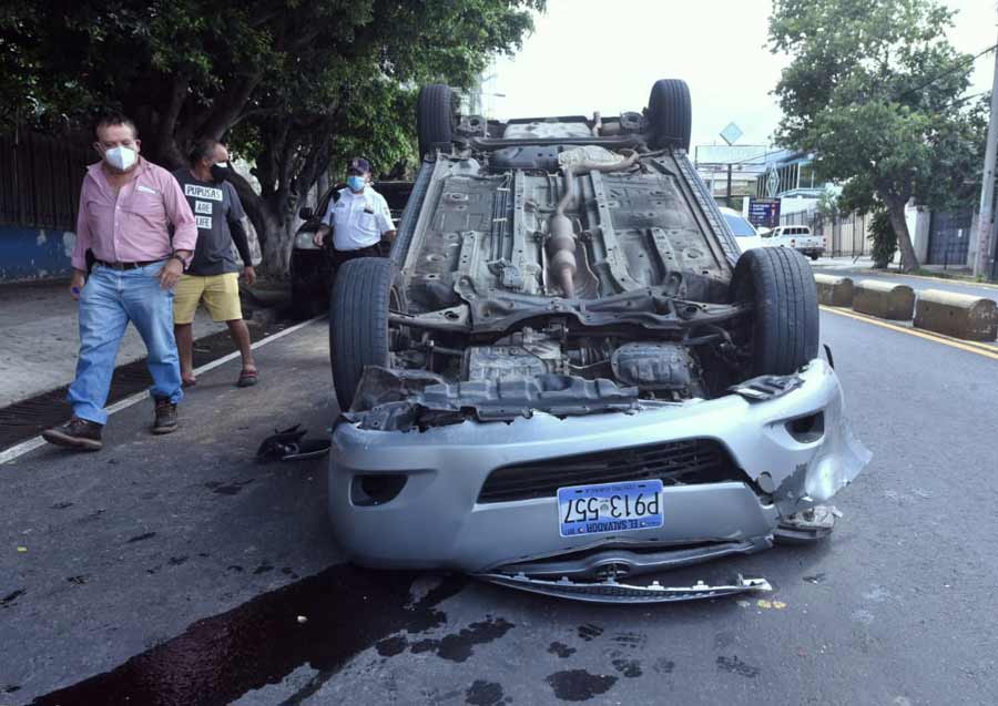 Vehículo vuelca en accidente sobre el Paseo General Escalón Noticias