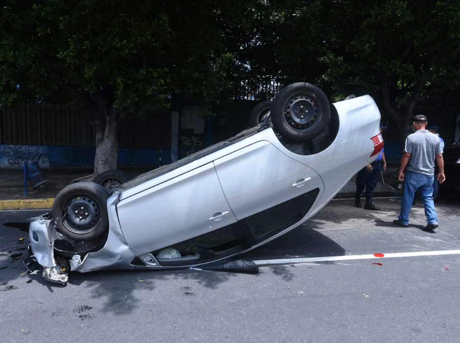 Vehículo vuelca en accidente sobre el Paseo General Escalón Noticias
