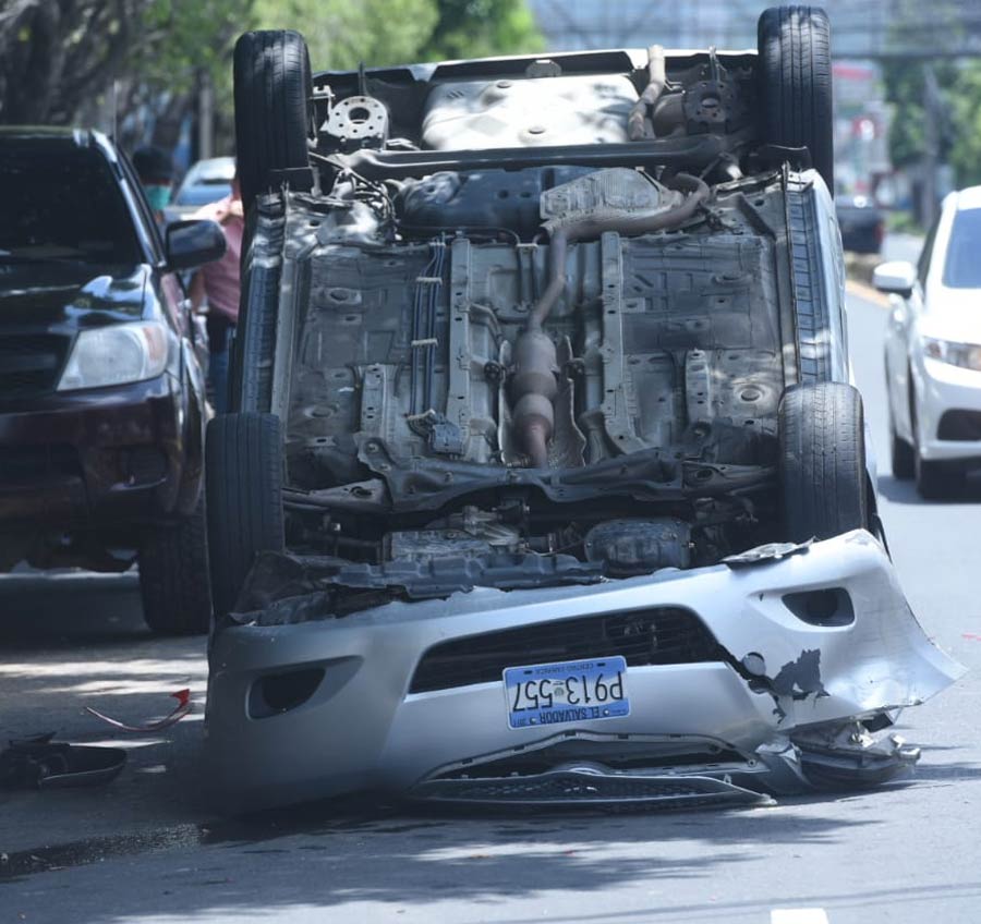 Vehículo vuelca en accidente sobre el Paseo General Escalón Noticias