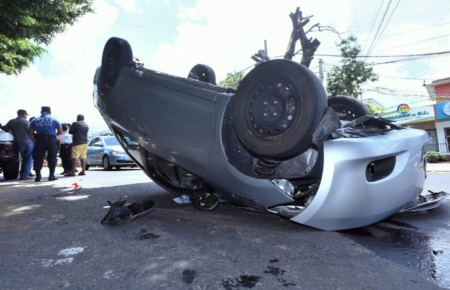 Vehículo vuelca en accidente sobre el Paseo General Escalón Noticias