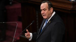 Presidente de Guatemala resulta ileso tras ataque armado a su comitiva según radio local