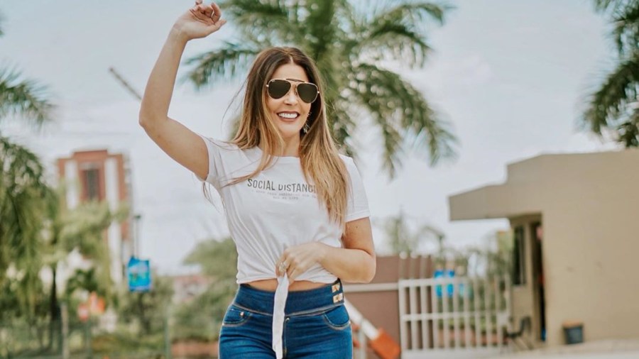 Mónica Casamiquela “le roba” la ropa a su esposo para lucirse ante