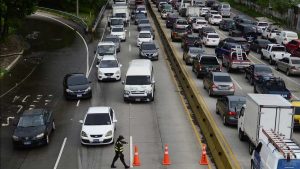 Captan momento en el que camión recolector de basura circula en sentido contrario en carretera de Chalchuapa