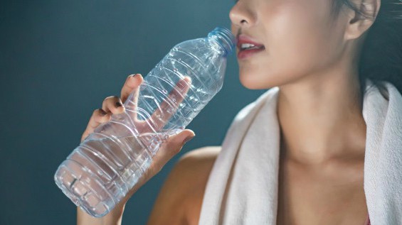 El beber agua de forma idónea también contribuye a eliminar toxinas. Foto: archivo / EDH