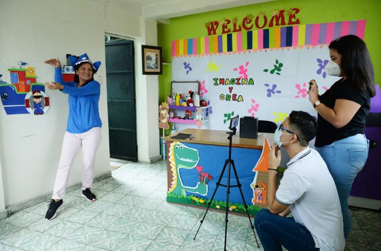 Bautista Se Involucra Con Su Maestra