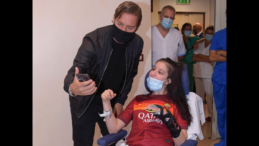 Leyenda del AS Roma, Francesco Totti visita en el hospital ...