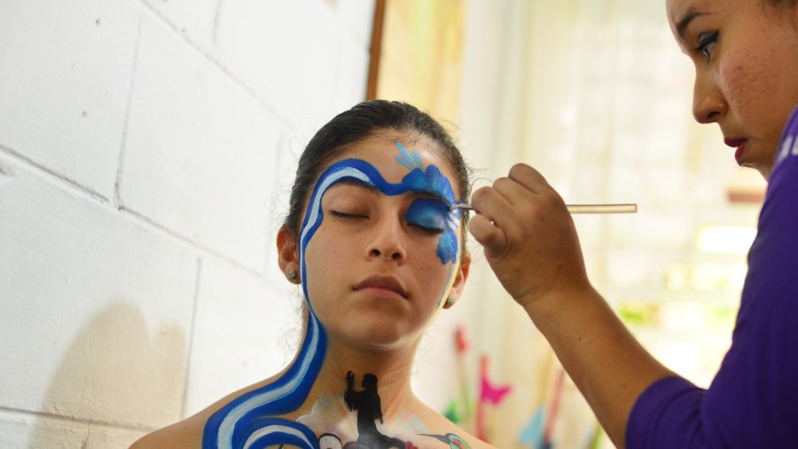  Carla, la artista del maquillaje que plasma su amor por El Salvador en la piel