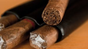 Escasez de pesticidas golpea la producción de habanos en Cuba