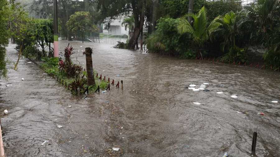 Fuertes lluvias generan inundaciones en varios puntos de San Salvador
