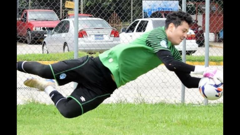 A Kevin Carabantes, portero de la Selecta, le anotaron un golazo en el
