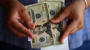 Alza de tasas de interés en EE.UU. reduciría el envío de remesas hacia El Salvador