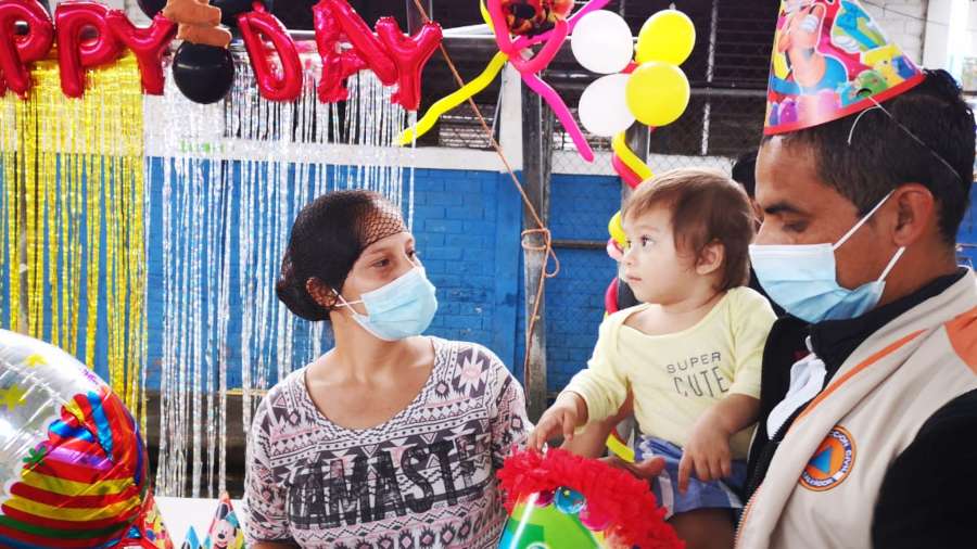 Josu� y su madre en la fiesta, junto a un empleado municipal.