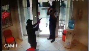 Detienen a policías que habrían robado $60,000 a una cooperativa