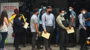 Alta deuda pública y modesta inversión en educación, las debilidades de la economía actual