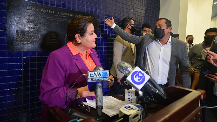 Deputy Margarita Escobar denounces gender-based political violence by Gobierno officials |  El Salvador News
