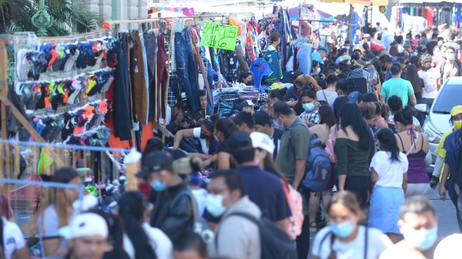“I don’t wear a mask because customers don’t understand me,” says a saleswoman in downtown San Salvador  News from El Salvador