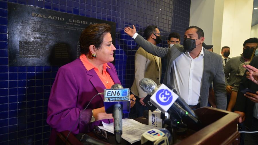 “I have asked to be summoned several times,” Finance Minister Margaret Escobar said.  “It doesn’t even come from pressure,” the deputy replied  News from El Salvador
