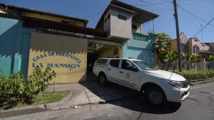 Hombre es hallado muerto dentro de motel en San Salvador
