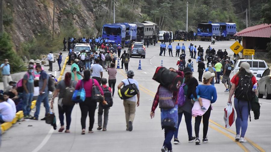 Drama in Honduras !.  Currently in the caravan of migrants romped by the police and cruising force in Guatemala |  El Salvador News