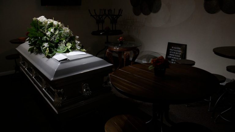 Una funeraria en Los Ángeles colapsa por COVID-19: ataúdes en la sala