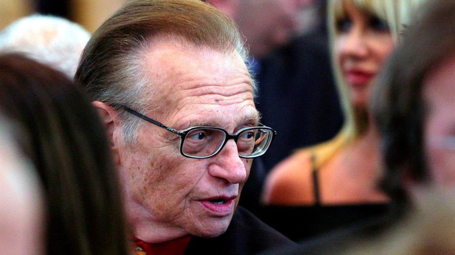Hospitalizan a icónico periodista Larry King por ...