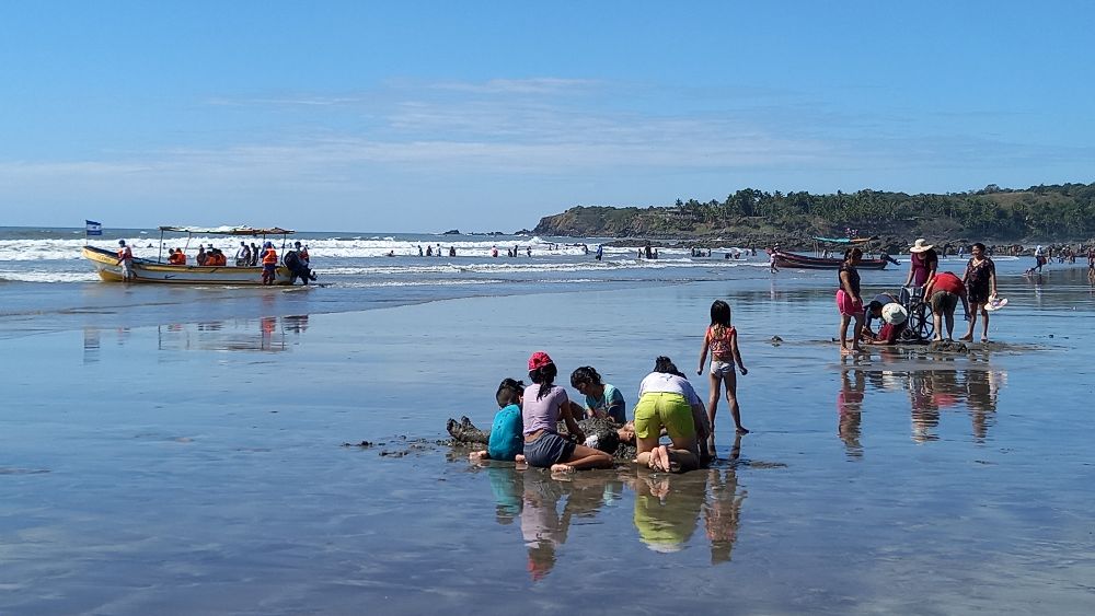 Bañistas en playa El Cuco, en la zona oriental de El Salvador. Foto: EDH / Archivo
