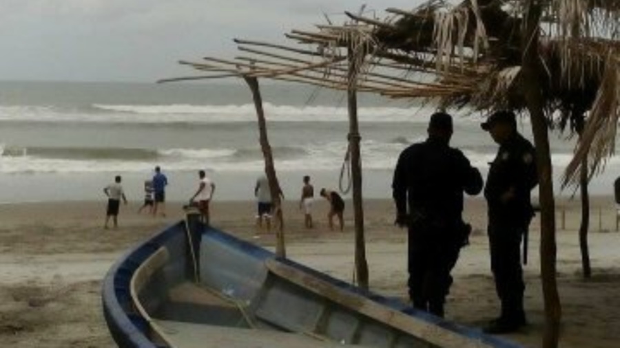 Forwarding passengers to the people at the Los Blancos beach in San Luis La Herradura |  El Salvador News