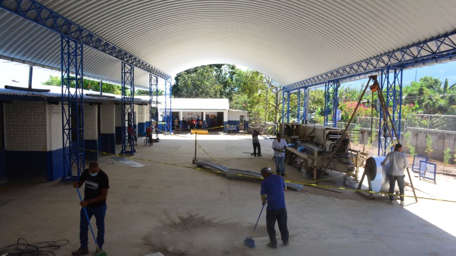Fundación mejora pupitres e instala techo en escuela de cantón en ...