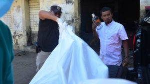 “Yo dormía a la par y él ya estaba muerto”. Hombre murió por intoxicación alcohólica en el centro de San Salvador