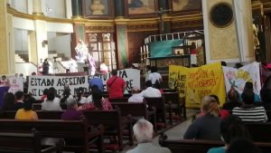 Protesta en apoyo a empleadas de maquila interrumpe homilía en Catedral Metropolitana