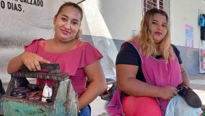 “Dicen que este trabajo es para hombres, pero yo les digo que no” Jazmín y Guadalupe, las hermanas zapateras de Sensuntepeque