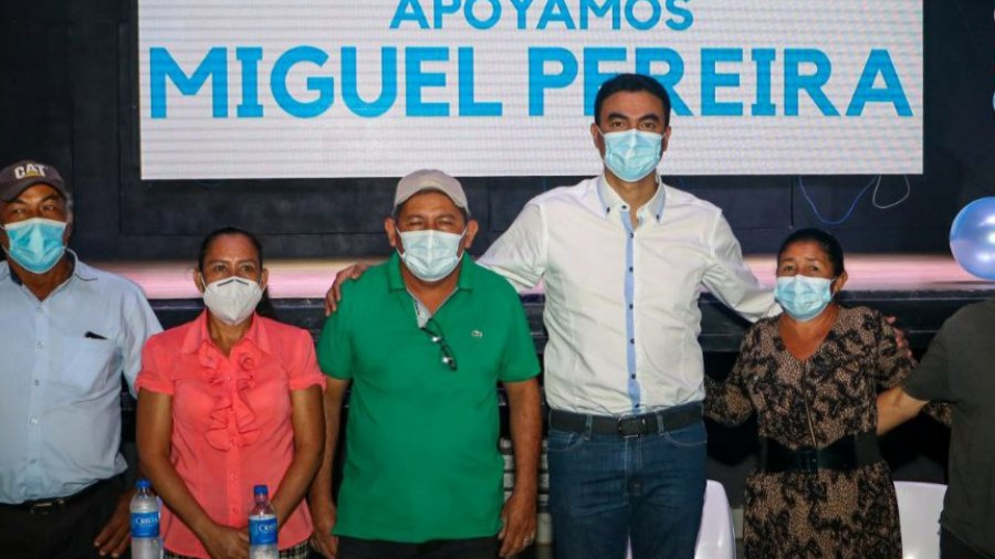Militantes de Nuevas Ideas revises’ n Will Salgado en dan su apoyo in Miguel Pereira, del FMLN |  El Salvador News