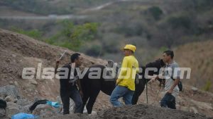 Hombre a caballo amenaza con machete a trabajadores mientras avanzaba en sentido contrario en el bypass La Libertad