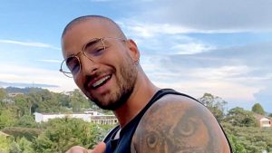 VIDEO. ¡Con todo y anillo! Maluma se "comprometió" con una fan durante un concierto