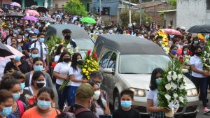 Familiares despiden a víctimas de accidente aéreo en Ilopango